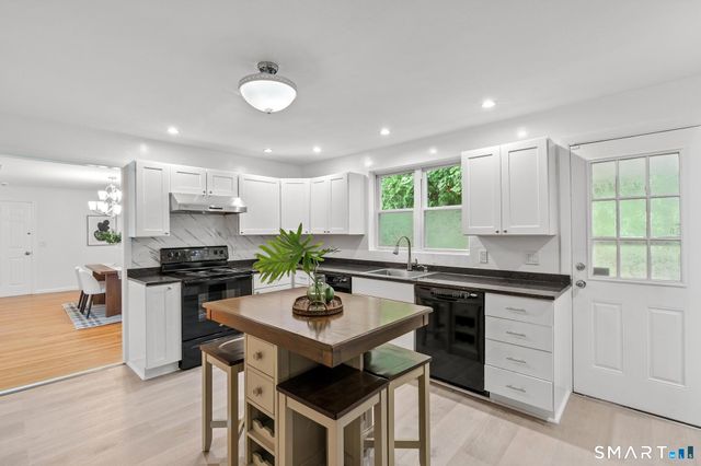 2 Old Field Road, West Hartford, CT 06117