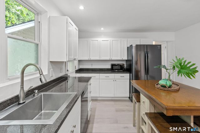2 Old Field Road, West Hartford, CT 06117