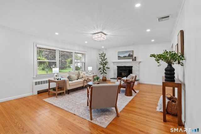 2 Old Field Road, West Hartford, CT 06117