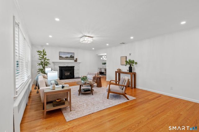 2 Old Field Road, West Hartford, CT 06117