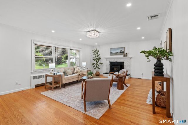2 Old Field Road, West Hartford, CT 06117