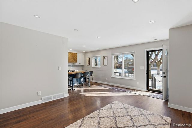 23401 Grove Street, Saint Clair Shores, MI 48080