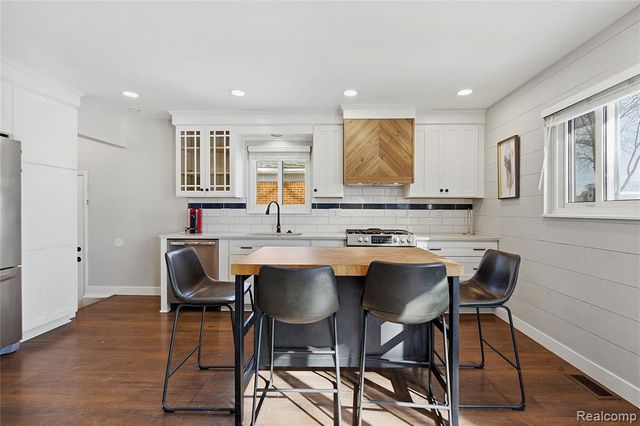 23401 Grove Street, Saint Clair Shores, MI 48080