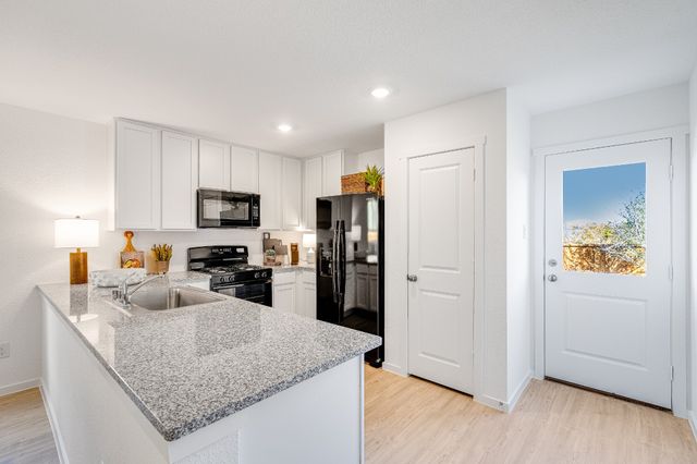 925 Birkdale Drive, Ennis, TX 75119