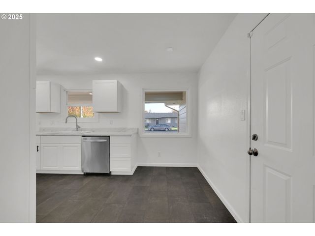 920 W 10TH Ave, Junction City, OR 97448