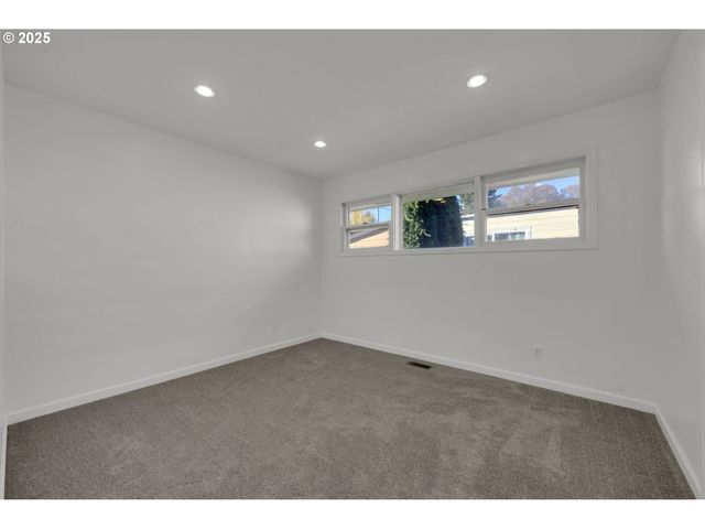 920 W 10TH Ave, Junction City, OR 97448