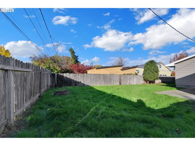 920 W 10TH Ave, Junction City, OR 97448