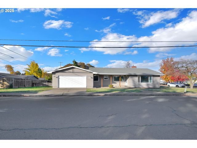 920 W 10TH Ave, Junction City, OR 97448