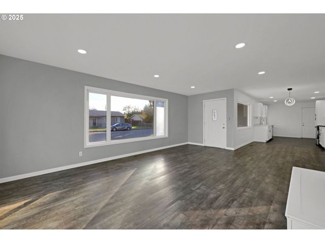 920 W 10TH Ave, Junction City, OR 97448