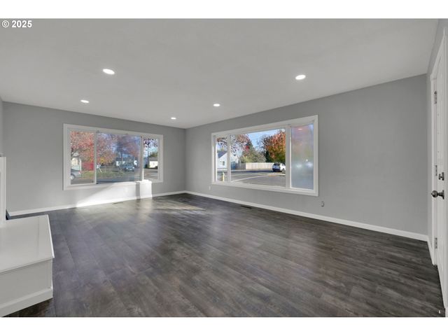 920 W 10TH Ave, Junction City, OR 97448