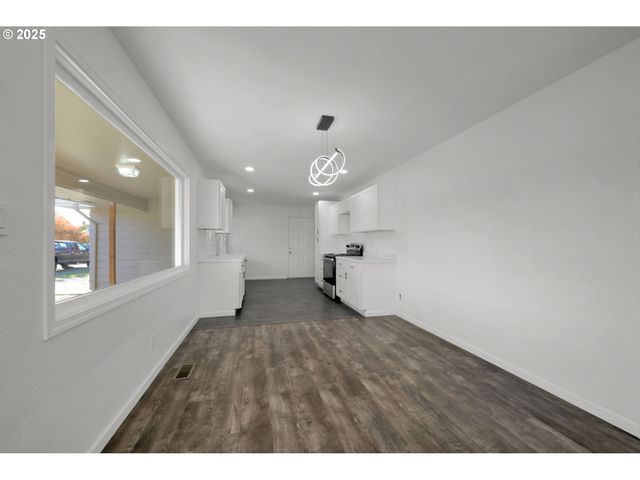 920 W 10TH Ave, Junction City, OR 97448