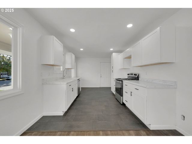 920 W 10TH Ave, Junction City, OR 97448