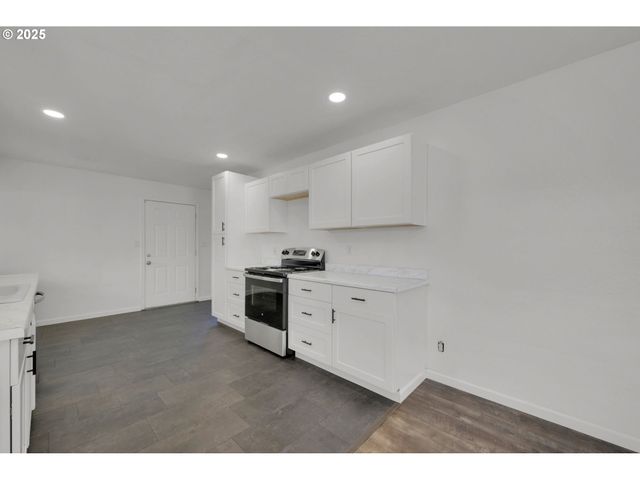 920 W 10TH Ave, Junction City, OR 97448