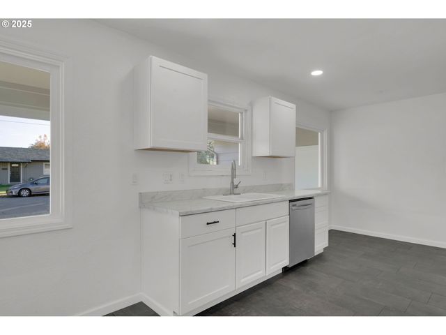 920 W 10TH Ave, Junction City, OR 97448