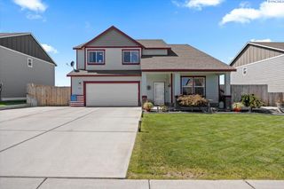 647 Pikes Peak Dr, West Richland, WA 99353