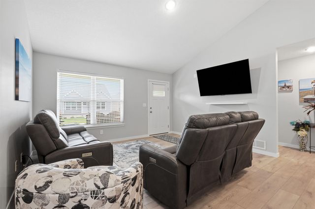 123 Coral Drive, Waterloo, IA 50701