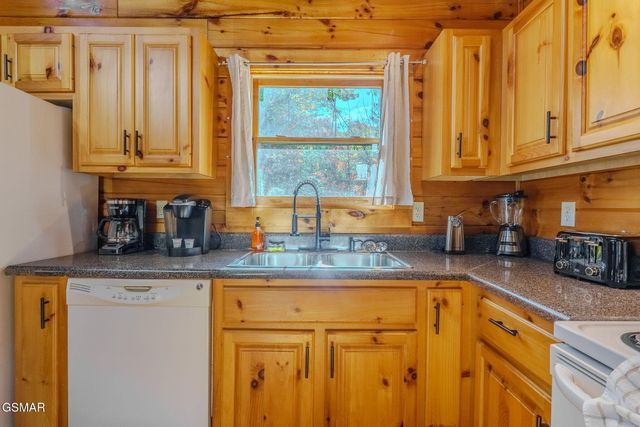 2105 Rabbit Point Way, Sevierville, TN 37876