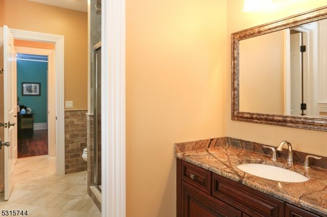 8 Pineview Ln, Boonton Twp., NJ 07005