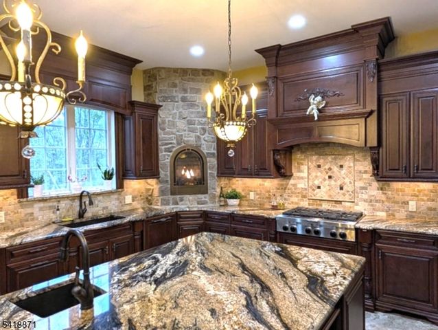 8 Pineview Ln, Boonton Twp., NJ 07005