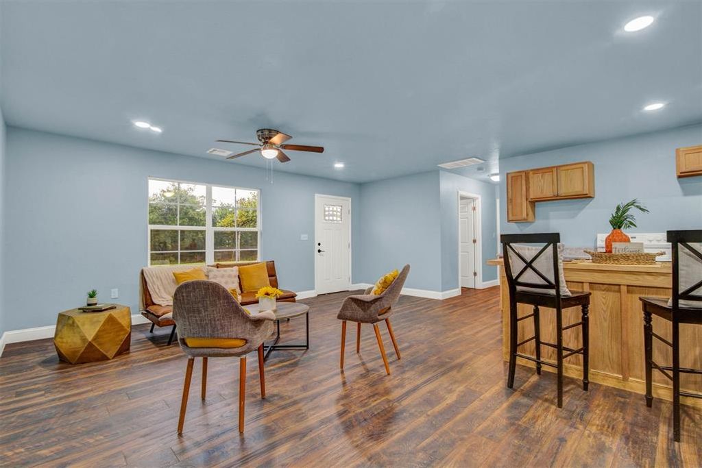 Image 6 of property listing at 2704 County Street 2780, Chickasha, OK 73018