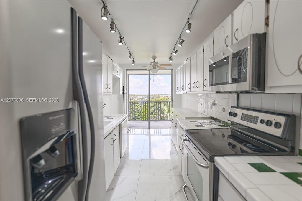 1750 NE 191st Street 829-4, Miami, FL 33179