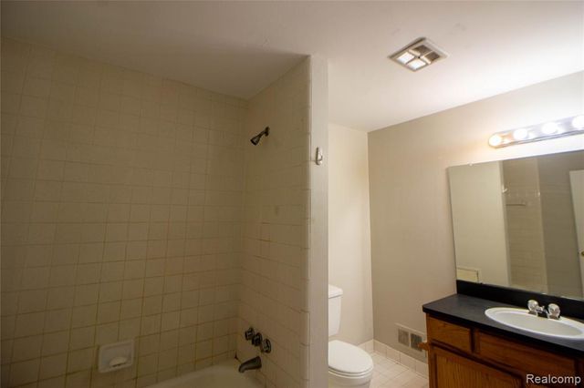 26208 Franklin Pointe Drive, Southfield, MI 48034