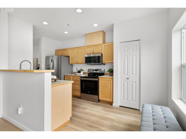 15250 Sw SPARROW Loop 105, Beaverton, OR 97007