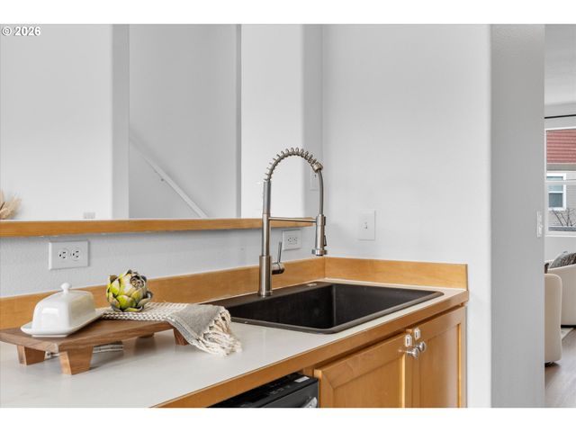 15250 Sw SPARROW Loop 105, Beaverton, OR 97007