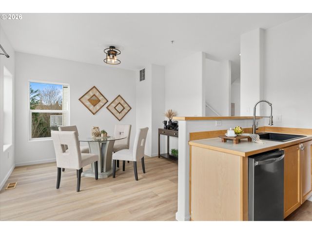 15250 Sw SPARROW Loop 105, Beaverton, OR 97007