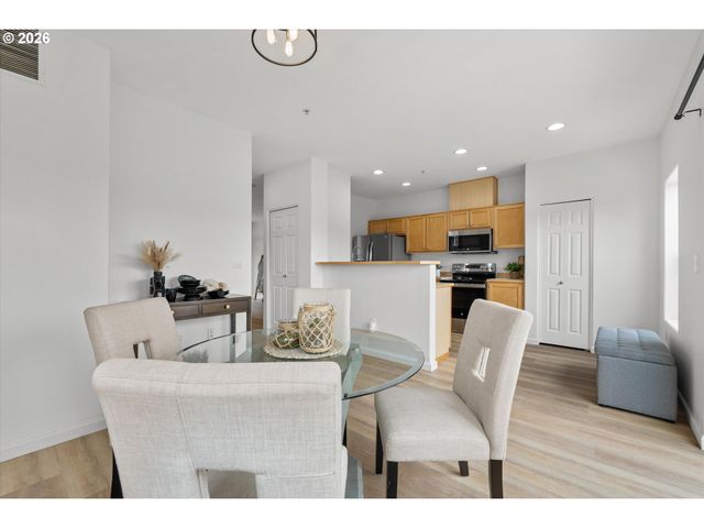 15250 Sw SPARROW Loop 105, Beaverton, OR 97007