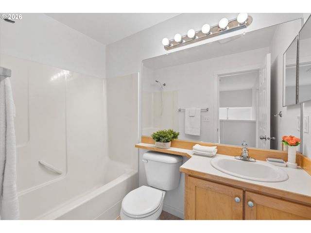 15250 Sw SPARROW Loop 105, Beaverton, OR 97007