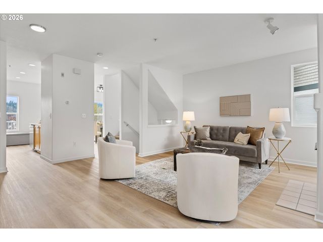 15250 Sw SPARROW Loop 105, Beaverton, OR 97007