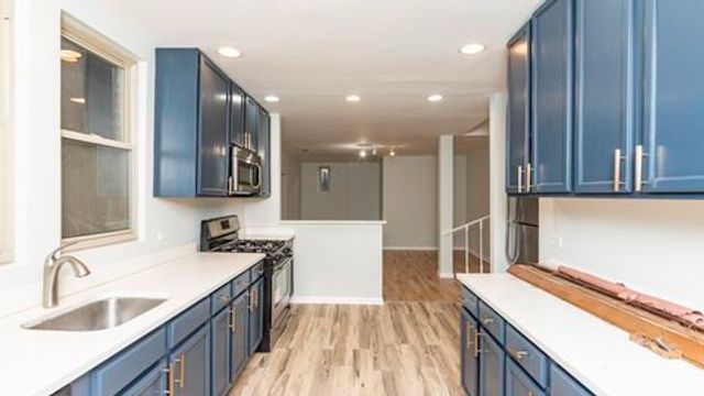 6136 N Mozart Street 1, Chicago, IL 60659