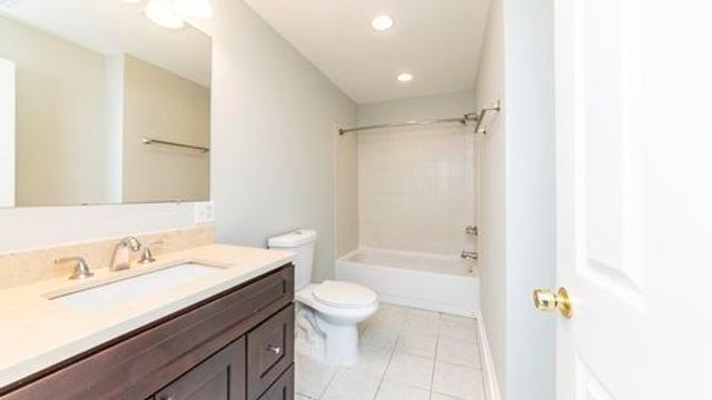 6136 N Mozart Street 1, Chicago, IL 60659