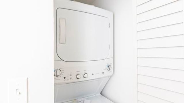 6136 N Mozart Street 1, Chicago, IL 60659