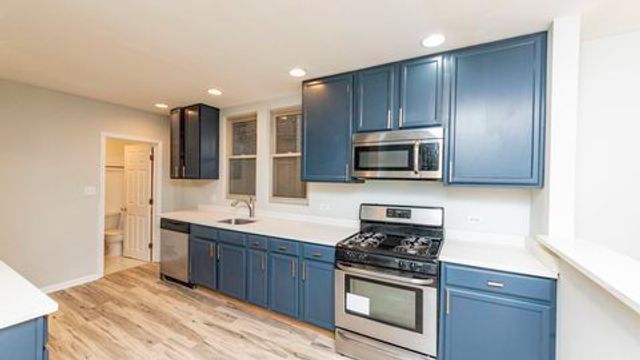 6136 N Mozart Street 1, Chicago, IL 60659