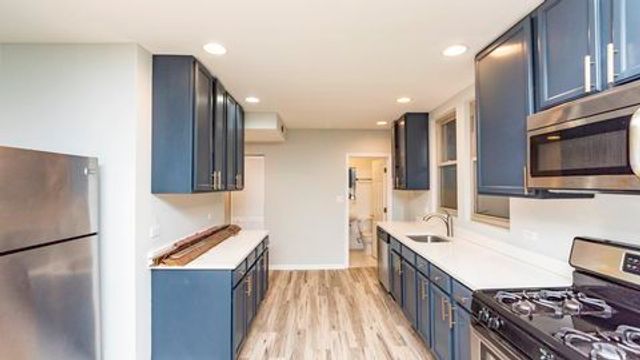 6136 N Mozart Street 1, Chicago, IL 60659