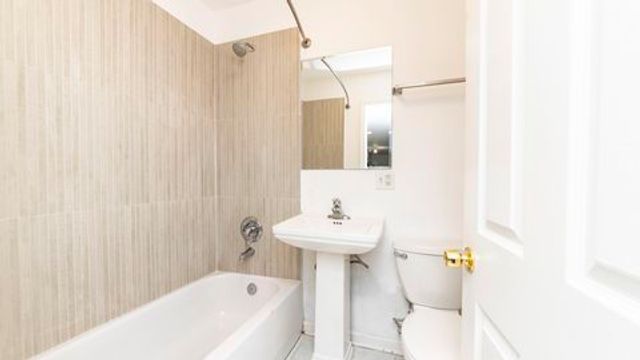 6136 N Mozart Street 1, Chicago, IL 60659