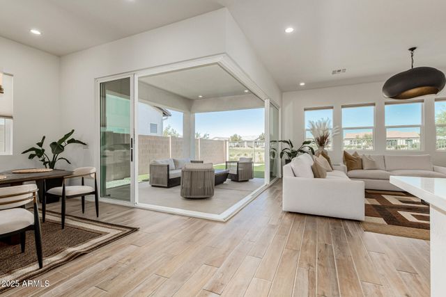 17360 W CRAWFORDSVILLE Drive, Surprise, AZ 85388