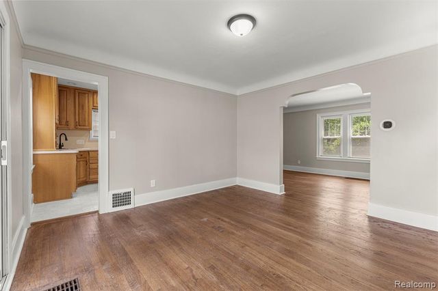 1056 Stewart Avenue, Lincoln Park, MI 48146