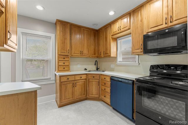1056 Stewart Avenue, Lincoln Park, MI 48146