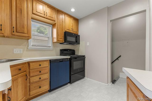 1056 Stewart Avenue, Lincoln Park, MI 48146