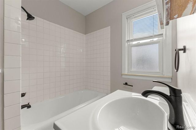 1056 Stewart Avenue, Lincoln Park, MI 48146