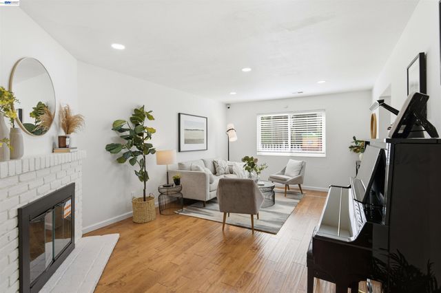 8318 Mulberry Pl, Dublin, CA 94568