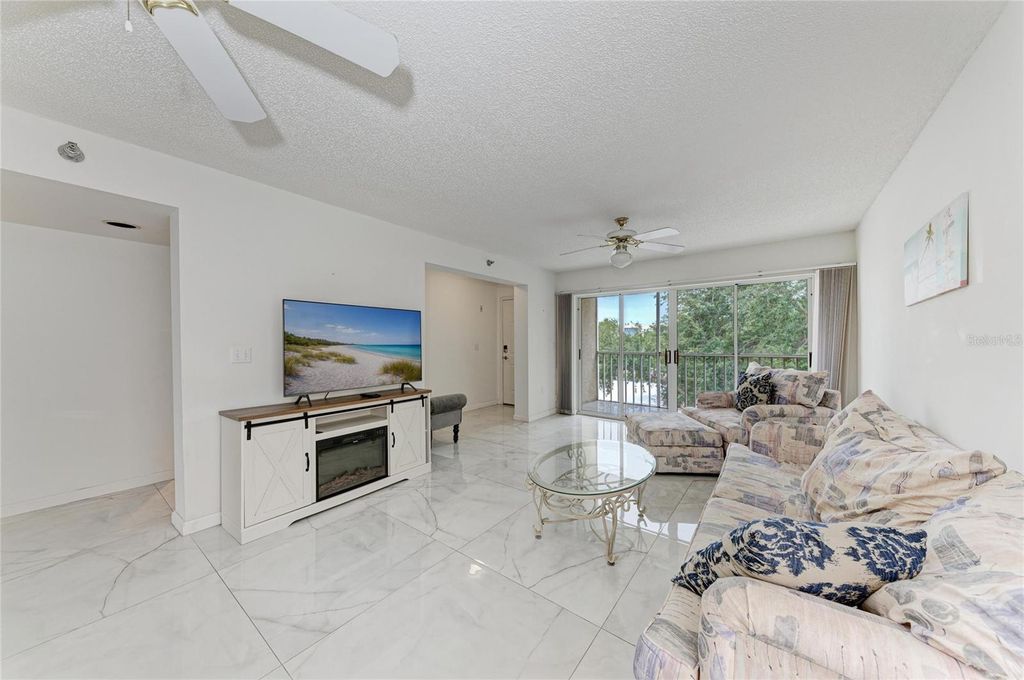 Image 8 of property listing at 3980 IRONWOOD CIRCLE 301, Bradenton, FL 34209