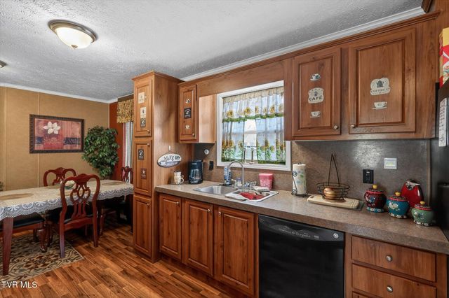 404 Ashville Avenue, Mount Carmel, TN 37645