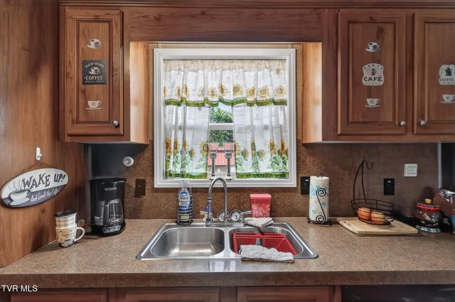 404 Ashville Avenue, Mount Carmel, TN 37645