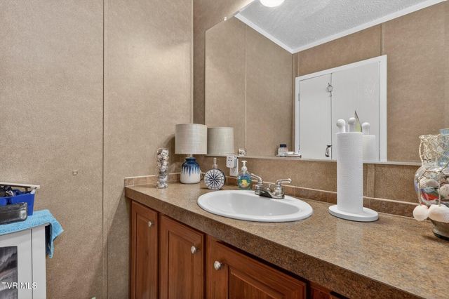 404 Ashville Avenue, Mount Carmel, TN 37645