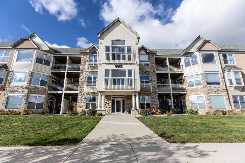 6955 S Riverwood BOULEVARD #111, Franklin, WI 53132