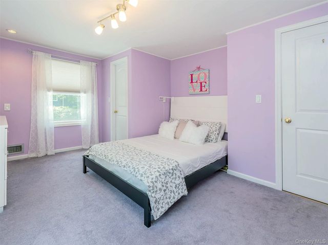 22 Andover Road, Port Washington, NY 11050